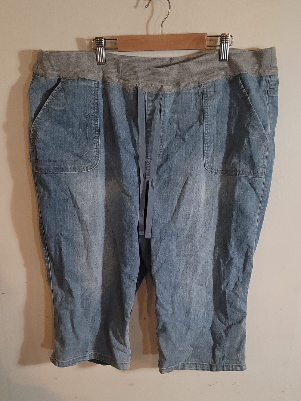 Bandolino Cecilia Light Wash Denim Jogger Capris with Knit Waistband